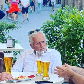 Майкъл Дъглас пи бира в града с най-хубавото вино в Тоскана