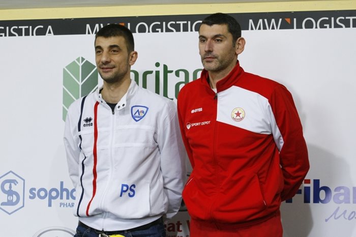 Треньорите на "Левски" и ЦСКА Петър Шопов и Александър Попов позират на общата пресконференция.