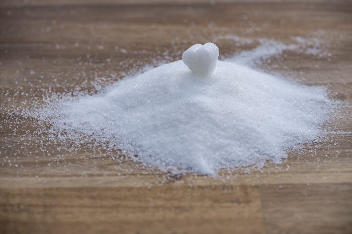 Бяла рафинирана захар.