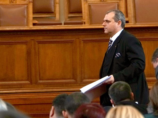 Депутатът от ВМРО Искрен Веселинов е сред вносителите.