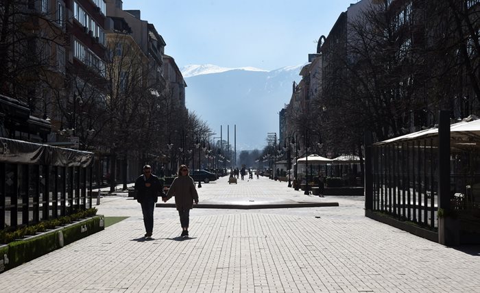 Заведенията на “Витошка” в София затвориха, разчитат на държавната помощ.

