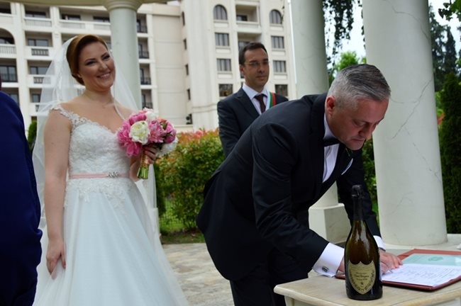 Младоженецът Божидар Лукарски полага подпис в брачното свидетелство под взора на кмета Димитър Николов.