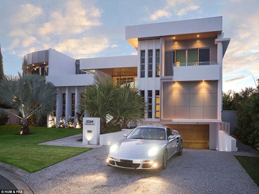 Заради развод дизайнер
продава къща за $8 млн.,
но не дава колата си