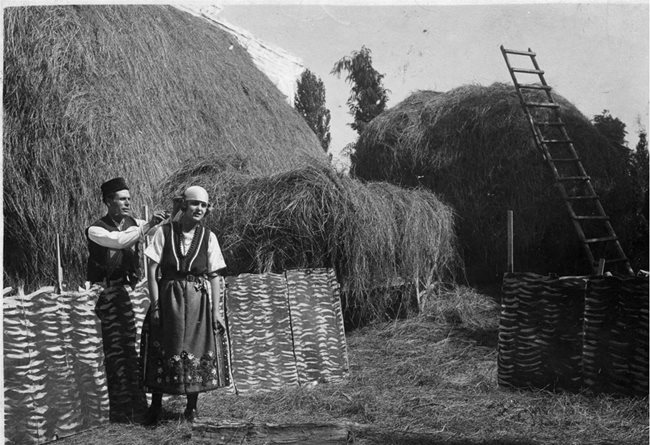 "Гергана", 1925 година - в ролите Георги Баталов /Никола/ и Ничка Хаджимитева /Гергана/. За да направят тази снимка, която е рекламна за представлението,  трябвало да донесат сена на една от старозагорските улици.
