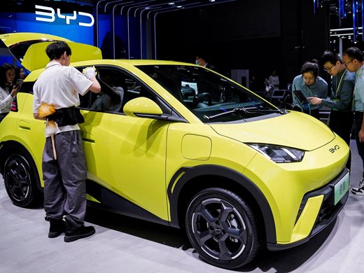 Китай завладява автомобилния свят, дава субсидии за всички видове коли