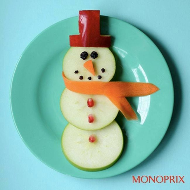 Семпъл снежен човек от ябълки, копчета от нар и шал от морков