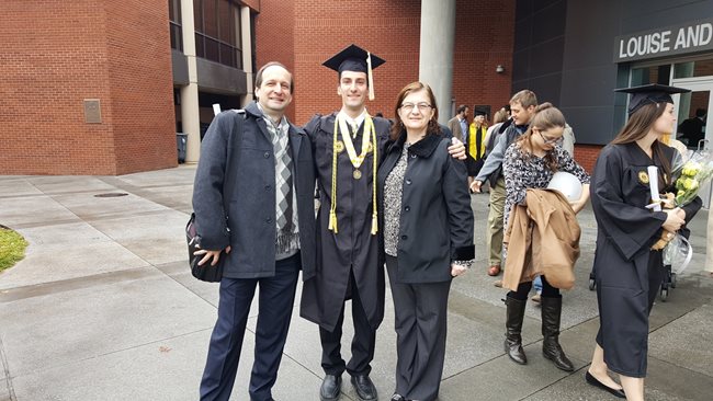 Орлин Велев-джуниър (по средата) с баща си и майка си на дипломирането си в Университета в Джорджия.
