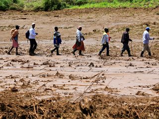 Най-малко 42-ма загинаха при наводнения в Кения, очаква се броят им да нарасне (Снимки)
