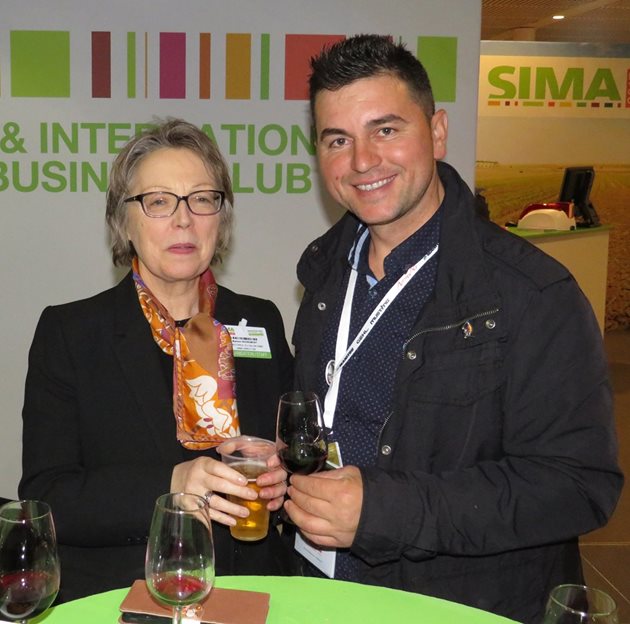 Директорката на панаира г-жа Мартин Деграмон и Юлиан Банков, български агробизнесмен, един от двамата спечелили специалния фотоконкурс на SIMA за 2017 г.