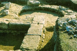 Част от каменната крепостна стена на Марцианополис.
