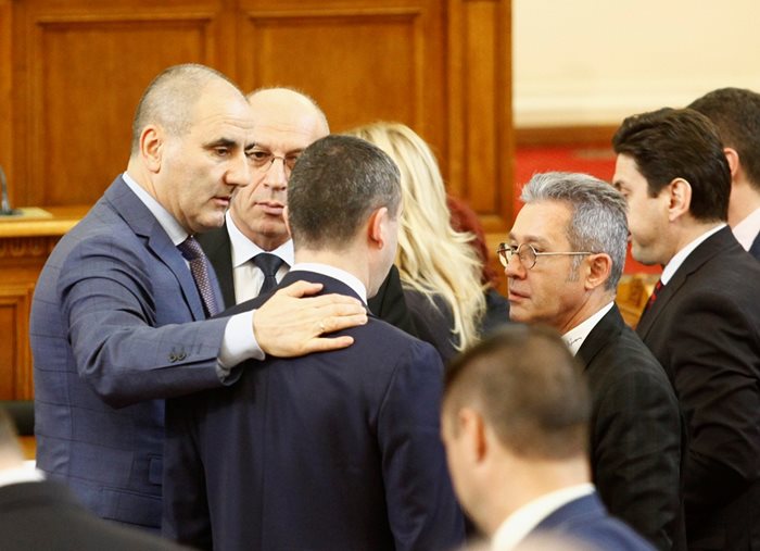Финансовият министър Владислав Горанов разговаря с Цветан Цветанов и Йордан Цонев при дебатите за дълга.