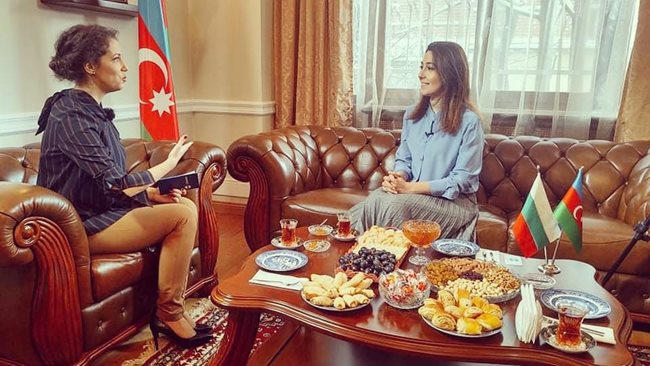 Мартина пие чай с посланичката на Азербайджан.