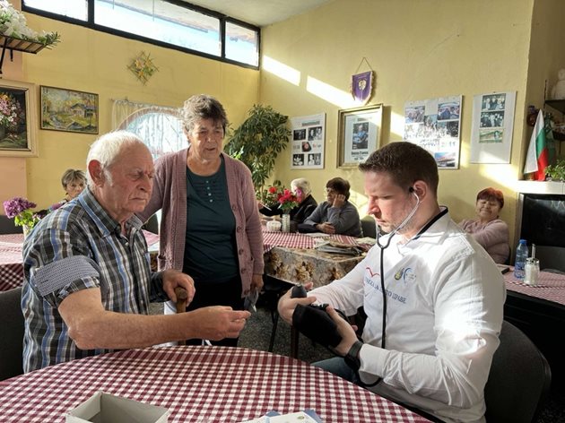 Млади лекари преглеждат в пенсионерските клубове в община Бургас.