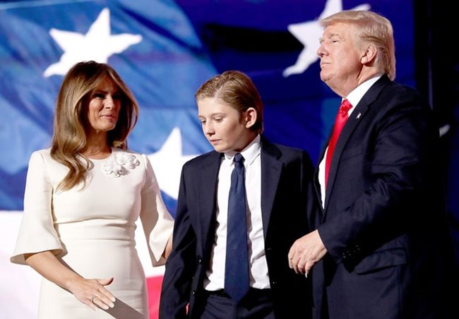 Мелания  заедно със съпруга си Доналд Тръмп и  синът им Барън