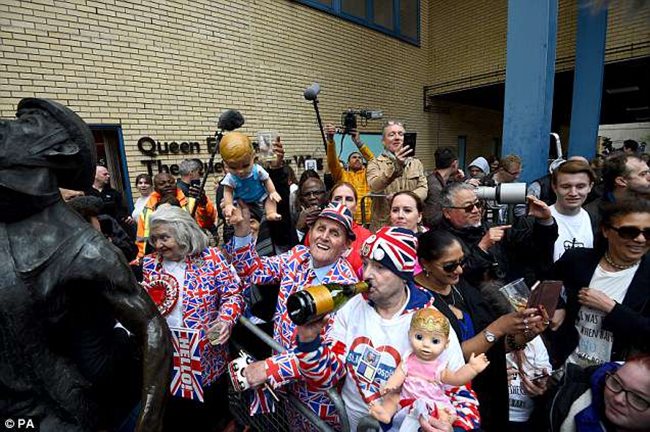Британците празнуват появата на принца пред болница "Сейнт Мери"