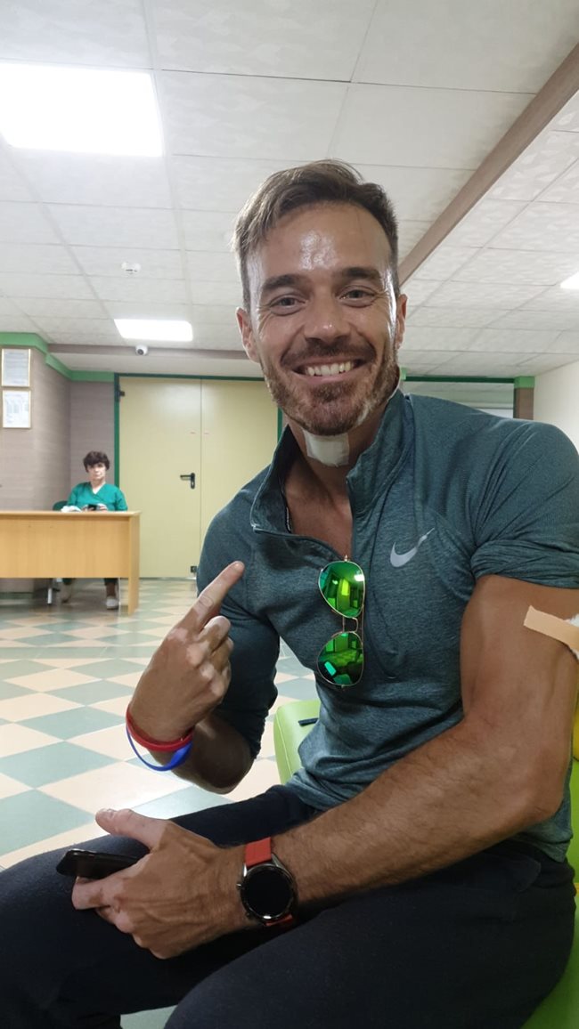 В болницата в Пловдив залепват раната на врата на Ники, а в ръката му бият ваксина срещу тетанус.
