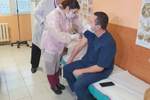 Д-р Русинов бе сред първите медици, които още в края на миналата година се ваксинираха срещу COVID-19.