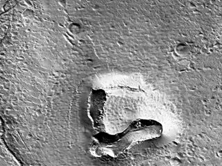 Откриха лунен кратер с формата на меча глава