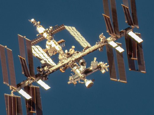 Космическият кораб „Старлайнер“ остава скачен с МКС заради течове