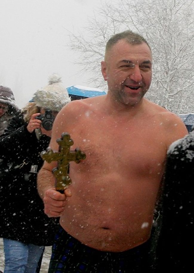 51-годишният Стефан Митков от Пловдив улови кръста.