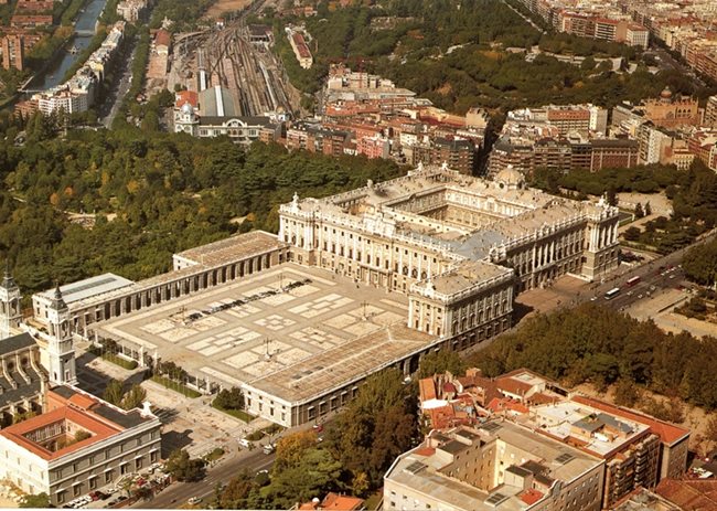 Кралският дворец в Мадрид. Завършен през 1755 година той и до днес е официална резиденция на кралското семейство, използва се за официални държавни церемонии. Това е най-големият функциониращ дворец в Европа, защото на площ от 135 000 кв. м са разположени 3418 стаи. Проектът е на италианския архитект Филипо Жувара.