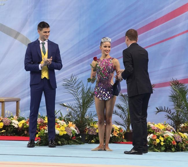 Неви грабна и първия си златен медал в многобоя - пред своя публика в София.