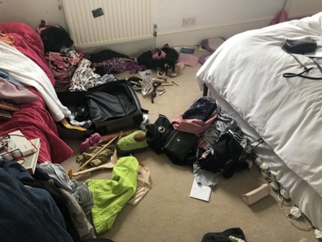 Разхвърляната стая на дъщерята на английския телевизионен журналист Ники Кембъл