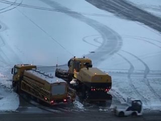 Опасно време и наводнения блокират пътища и летища във Великобритания (Снимки)