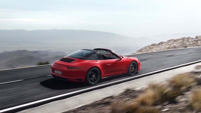 Основната промяна при Porsche 911 GTS е смяната на 3,8-литровия атмосферен двигател с 3-литров 6-цилиндров агрегат с турбо.