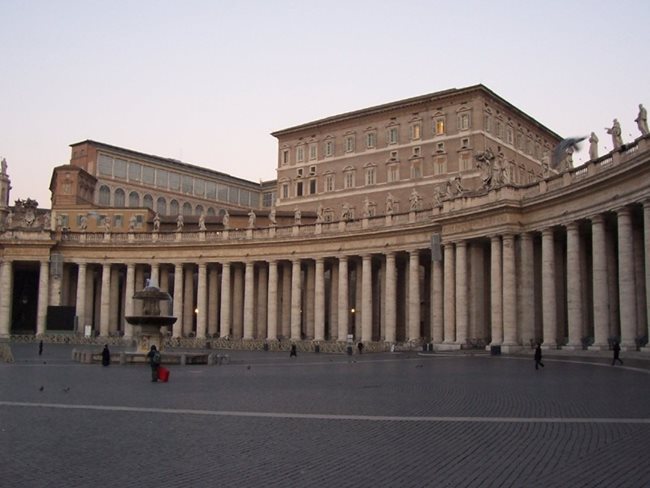 Апостолският дворец във Ватикана. Това е официалната резиденция на римските папи. На територията му има апартаменти, канцеларии, музеи, библиотеката на Ватикана. Площта му е 162 000 кв. м. Строежът е продължил почти два века, а проектът е на Донато Браманте.