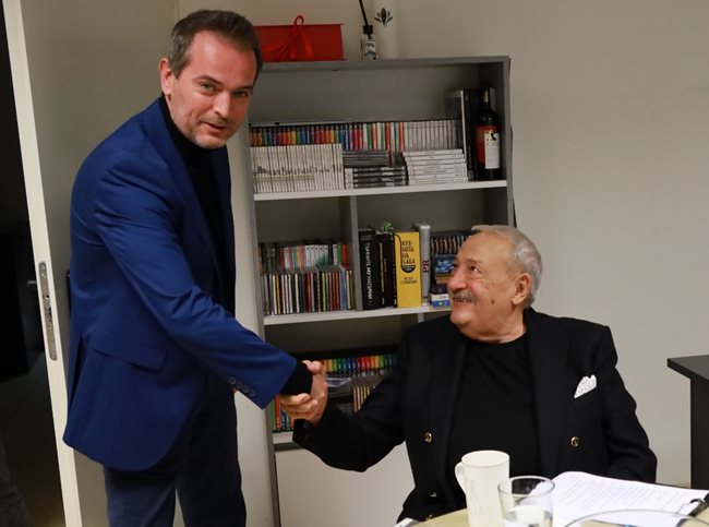 Михаил Дюзев поздравява водещия Иван Гарелов преди началото на изборното студио.