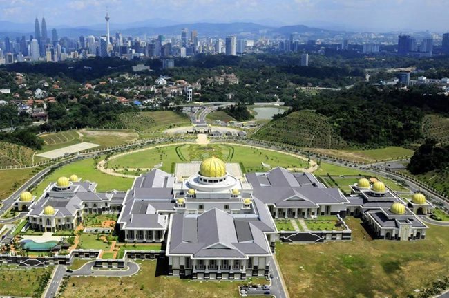 Истана Нурул Иман.Дворецът на султана на Бруней е завършен през 1984 година, струва 1,5 милиарда долара и е вписан в книгата на рекордите "Гинес" с площта си от 200 000 кв. м, които са построени за едно семейство. Помещенията са общо 1788, като 257 са баните. Има 18 асансьора, 5 басейна, гараж за 153 коли, конюшна за 200 коня, банкетна зала за 4000 души. Проектът е на филипинския архитект Леандро Локсин, а интериорът е на дизайнерката Куан Чу, която е правила този и на 7-звездния хотел "Бурдж ал