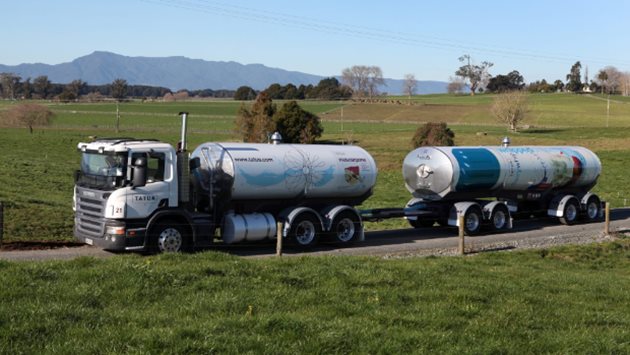 Млечната суровина се провозва със специализиран кооперативен хладилен транспорт от 114-те ферми на Tatua, които са в радиус от 85 км от млекопреработвателното предприятие