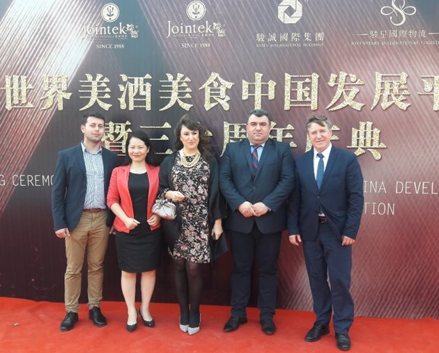 Главният изпълнителен директор на Изпълнителната агенция по лозата и виното инж. Красимир Коев (вторият от дясно на ляво) присъства на 28 март 2018 г. по време на подписването на договор за съвместна работа с най-големия китайски вносител и дистрибутор на вина “Джойнтек”.
