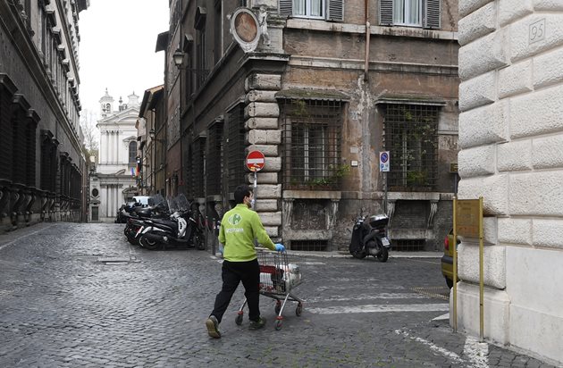 Нов спад на броя на починалите от коронавирус в Италия СНИМКА: Ройтерс