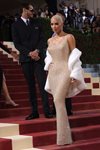 Обвиняват Ким Кардашиян, че е скъсaла роклята на Мерлин Монро