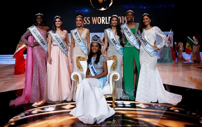Мис Свят 2019 Ан-Тони Синг от Ямайка празнува победата в конкурса с другите претендентки за титплата.  СНИМКА: РОЙТЕРС