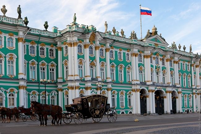 Зимният дворец. Строежът му в Санкт Петербург е започнал през 1754 година и е завършил през 1762-а. Бил е резиденция на руските императори, но по съветско време се превръща в мястото, където се пазят много от експозициите на Ермитажа. Проектът за Зимния дворец е на италианеца Франческо Растрели. Дворецът е главна туристическа забележителност в Петербург.