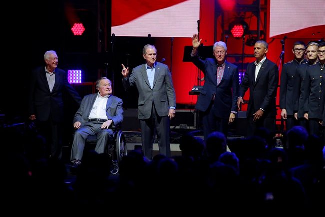 Демократите Барак Обама, Бил Клинтън и Джими Картър и републиканците Джордж Х. У. Буш и Джордж У. Буш загърбиха политическите си различия и в опит да обединят страната след природните бедствия, изпяха заедно националния химн и седнаха на първия ред да гледат концерта в студентския град Колидж стейшън в Тексас СНИМКИ: РОЙТЕРС