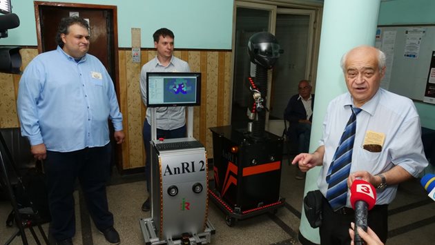 Проф. Роман Захариев (вдясно) показва сервизните роботи.