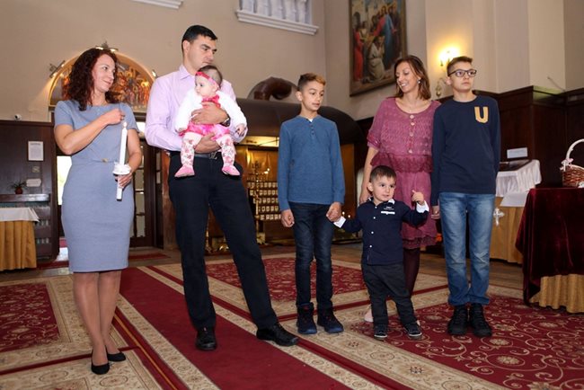 Владо Николов със семейството си на кръщенето на дъщеричката му.  СНИМКА: ЛИЧЕН ПРОФИЛ ВЪВ ФЕЙСБУК НА МАЯ НИКОЛОВА