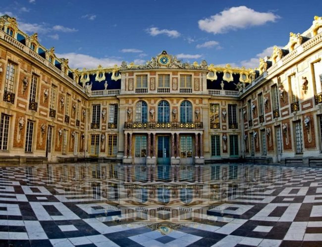 Версай. Разположен на 20 км югозападно от центъра на Париж дворецът е бил седалище на френските монарси в периода 1682 - 1789 година. За този дворец казват, че е символ на абсолютната монархия. Площта му е 67 000 кв. м.