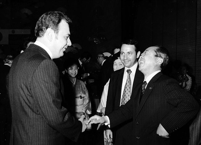 Токио, 1975 г. Японският външен министър Киичи Миядзава поздравява българския си колега Петър Младенов.