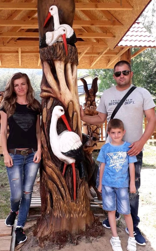 Скулпторът с моторната резачка със семейството си и с интересна работа с щъркели, оцветени от съпругата му