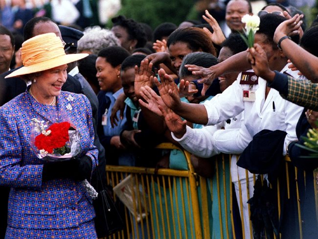 Кралица Елизабет II бе много обичана и уважавана от англичаните. СНИМКА: Ройтерс