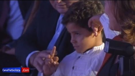 Синът на Роналдо показа среден пръст на "Златната обувка" (видео)