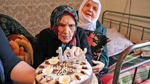 Столетничката духа свещите на празничната торта / Снимки: Авторът и Гюнер ШЮКРИ