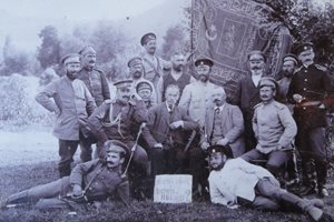 Гюешево, 25 юни 1913 г. Пред пленено турско знаме. На снимката Христо Занков (седнал в средата), Ради Радев, Харалампи Автов и други.