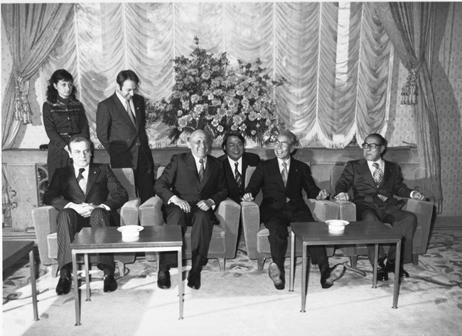 Токио, 1978 г. Тодор Живков с премиера на Япония Такео  Фукуда. До тях са външните министри Петър Младенов и Сунао Сонода. Зад тях правият е българският посланик Румен Сербезов.