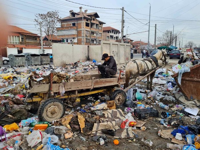 Каруца, превозваща отпадъци в "Столипиново".